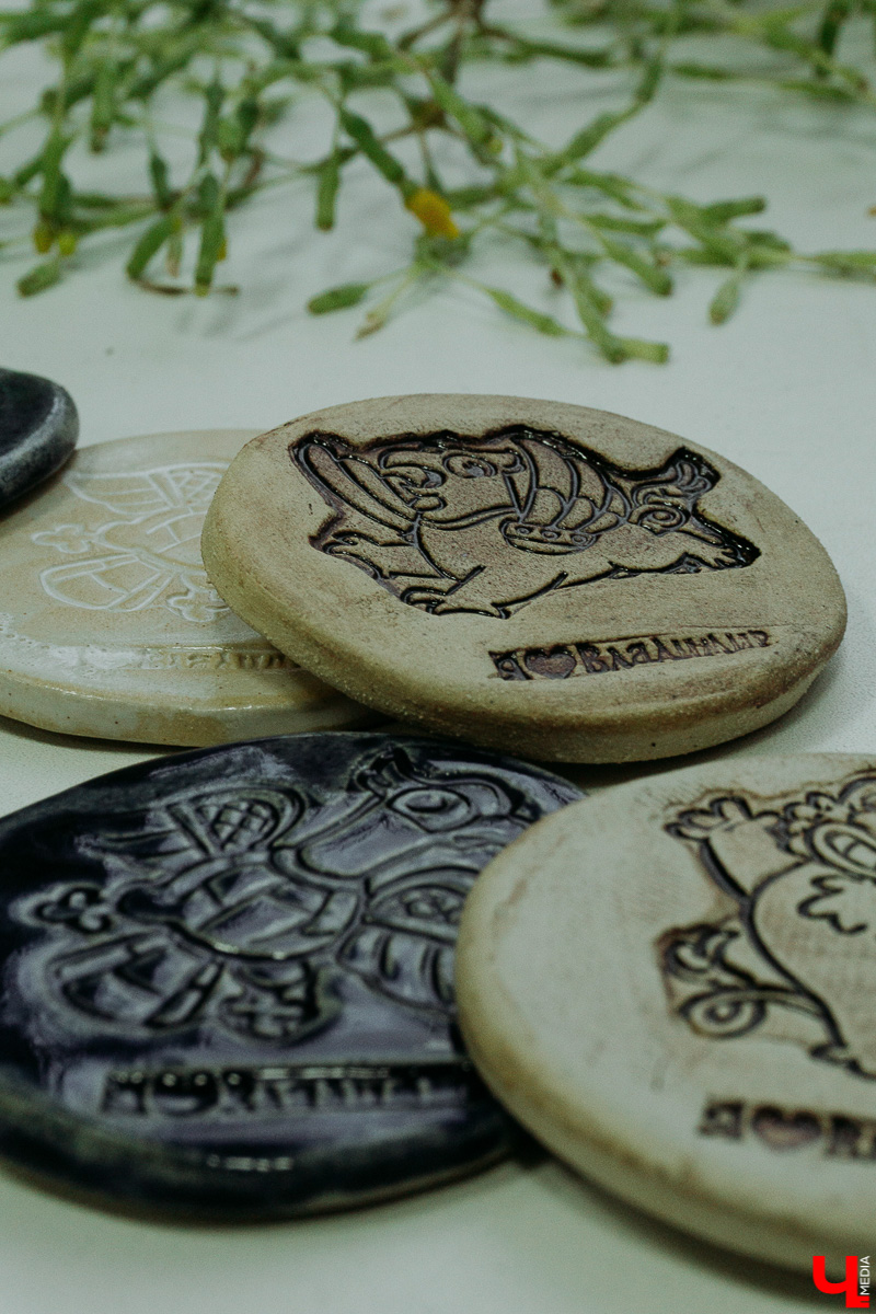 Тревел-стикеры и магнитные мультфрески. Владимирская сувенирная артель «Дядя Миша», создающая памятные украшения в первую очередь для местных жителей, радует новинками