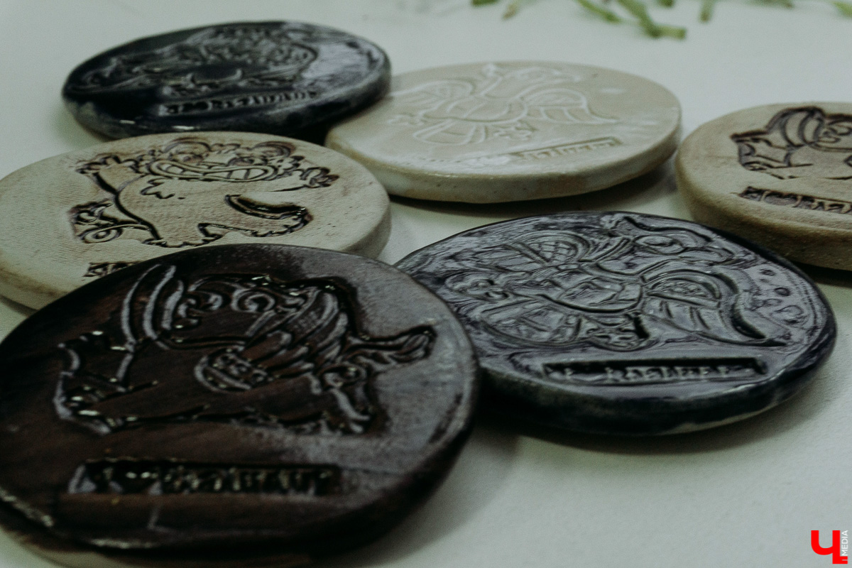 Тревел-стикеры и магнитные мультфрески. Владимирская сувенирная артель «Дядя Миша», создающая памятные украшения в первую очередь для местных жителей, радует новинками