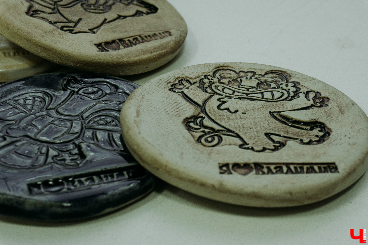 Тревел-стикеры и магнитные мультфрески. Владимирская сувенирная артель «Дядя Миша», создающая памятные украшения в первую очередь для местных жителей, радует новинками