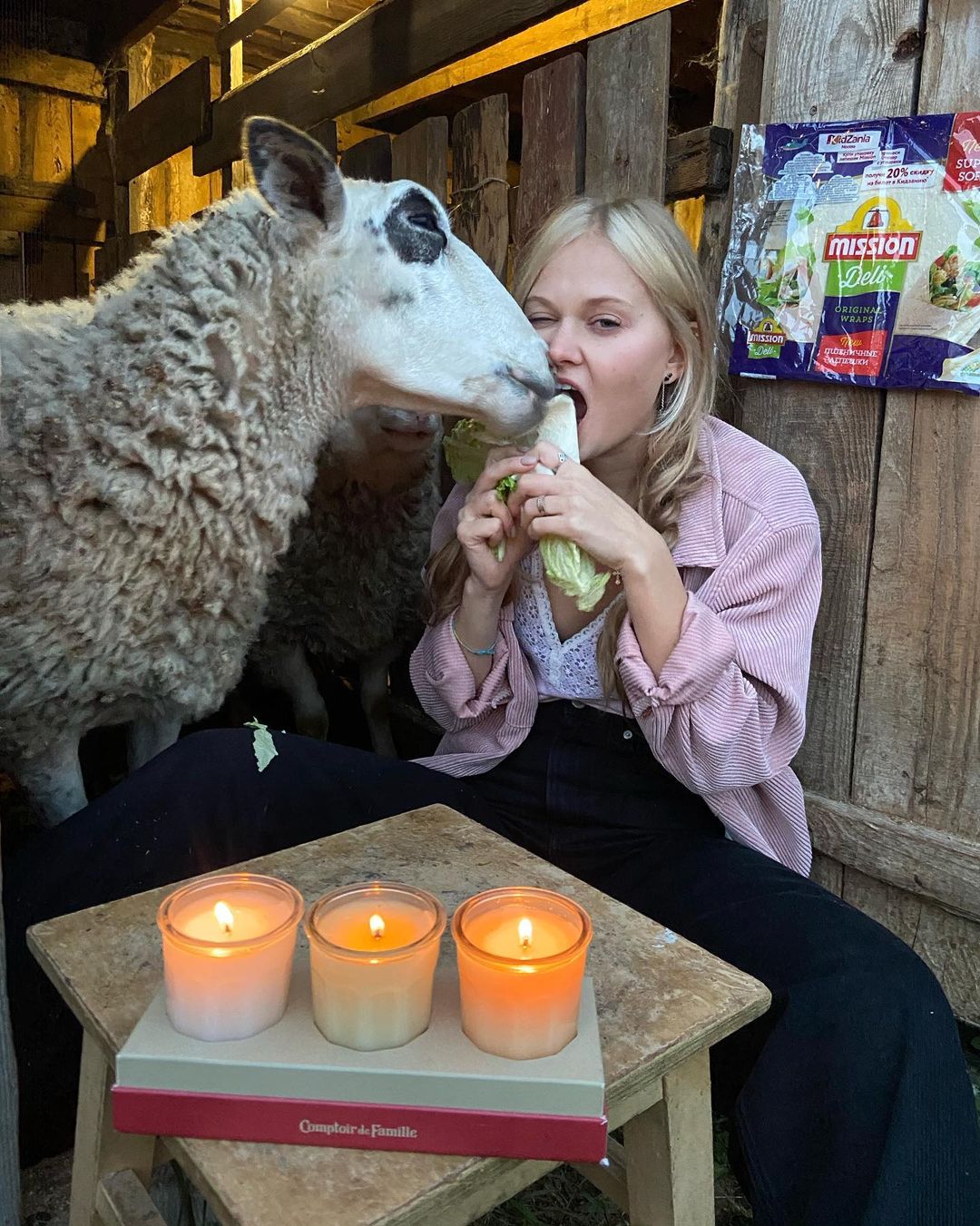 Наша «Поля из деревки» стала специальным корреспондентом YouTube-канала Алексея Пивоварова. Теперь она вместе с известным фотографом-документалистом Дмитрием Марковым делает репортажи из таких мест, куда люди обычно за свои деньги не ездят.