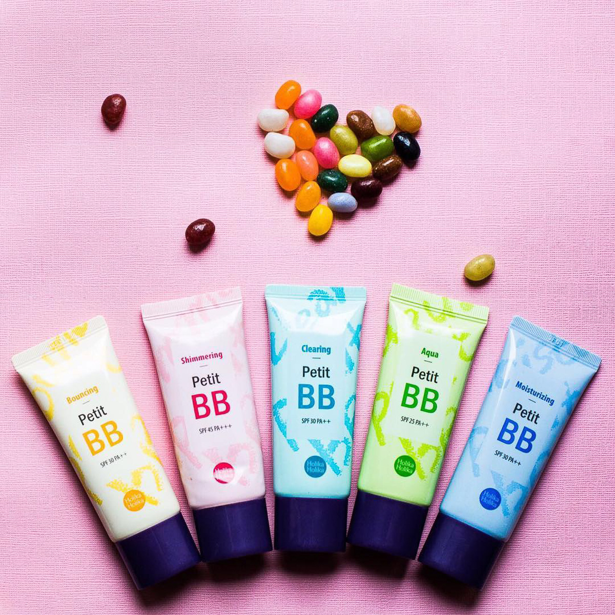 Бьюти-блогер Софья Анисимова рассказала, как собрать «правильную» косметичку. Только самые необходимые средства и проверенные бренды.