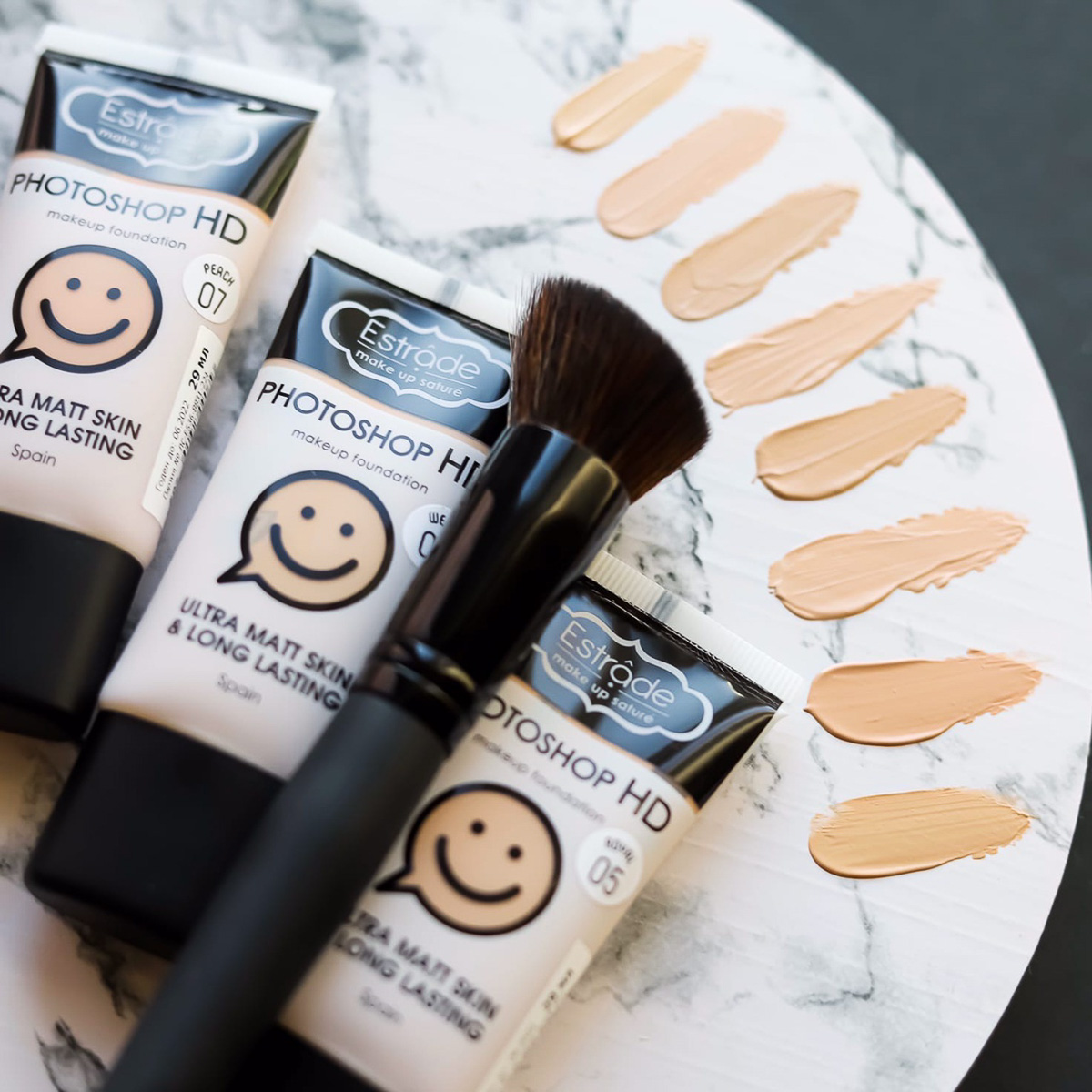 Бьюти-блогер Софья Анисимова рассказала, как собрать «правильную» косметичку. Только самые необходимые средства и проверенные бренды.