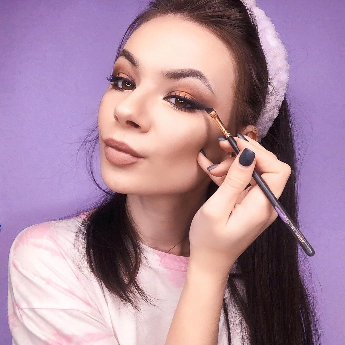 Бьюти-блогер Софья Анисимова рассказала, как собрать «правильную» косметичку. Только самые необходимые средства и проверенные бренды.