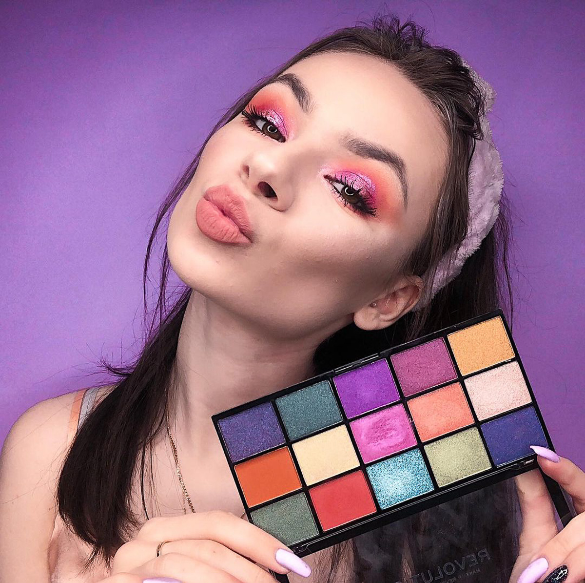 Бьюти-блогер Софья Анисимова рассказала, как собрать «правильную» косметичку. Только самые необходимые средства и проверенные бренды.