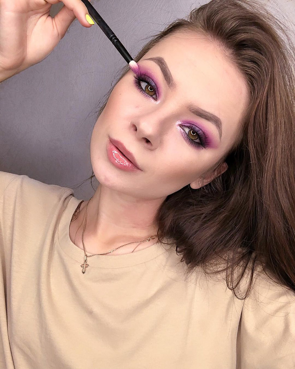 Бьюти-блогер Софья Анисимова рассказала, как собрать «правильную» косметичку. Только самые необходимые средства и проверенные бренды.