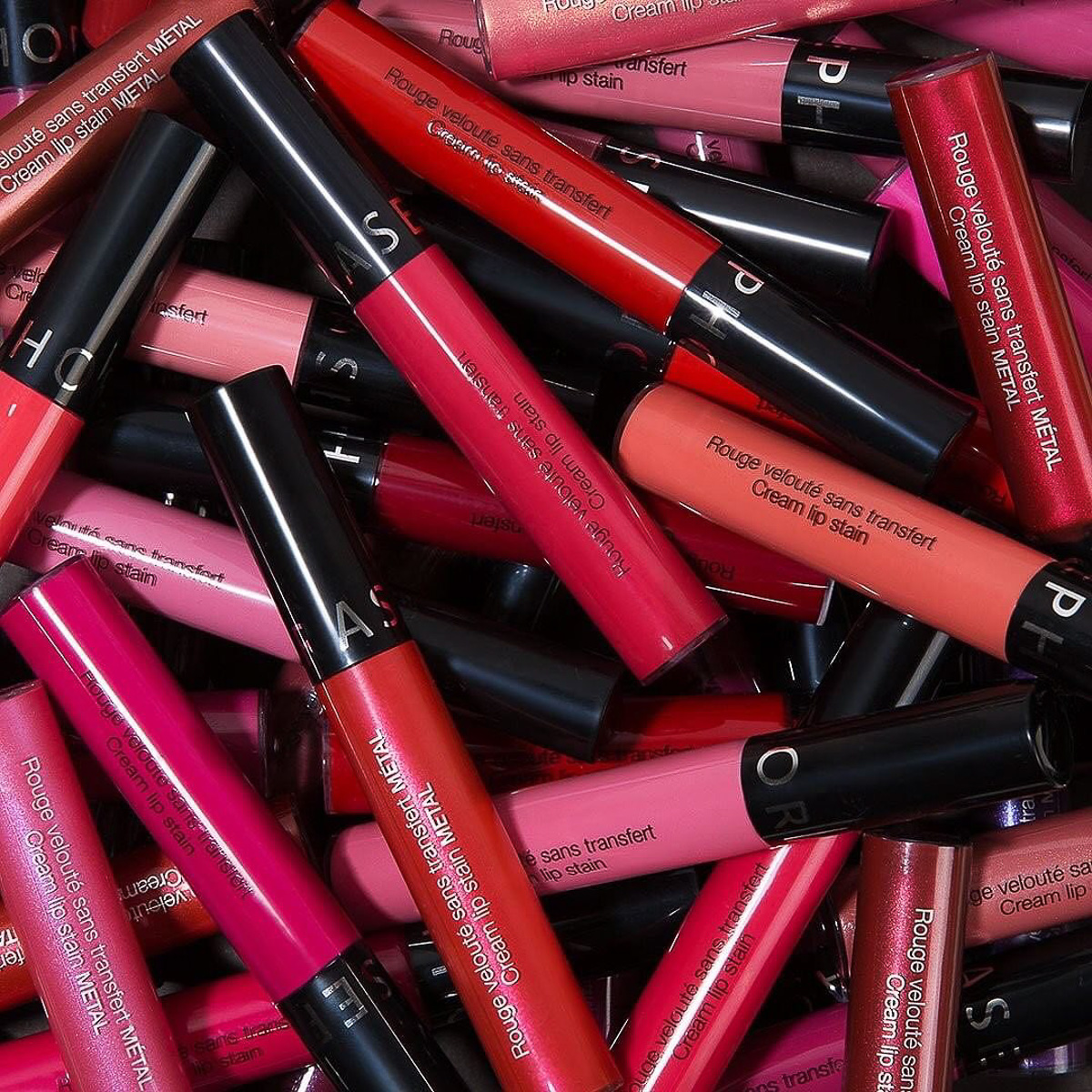 Бьюти-блогер Софья Анисимова рассказала, как собрать «правильную» косметичку. Только самые необходимые средства и проверенные бренды.