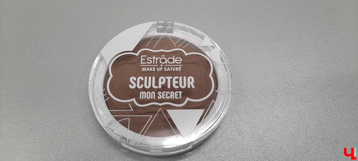 Бьюти-блогер Софья Анисимова рассказала, как собрать «правильную» косметичку. Только самые необходимые средства и проверенные бренды.