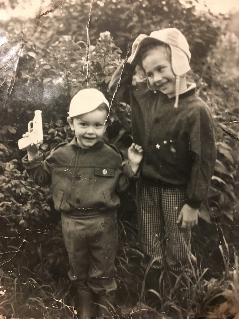 Что может быть интереснее, чем с головой окунуться в детские воспоминания? Так, как это уже сделали вместе с "Ключ-Медиа" владимирские музыканты, фотографы, радиоведущие и другие известные в городе личности.