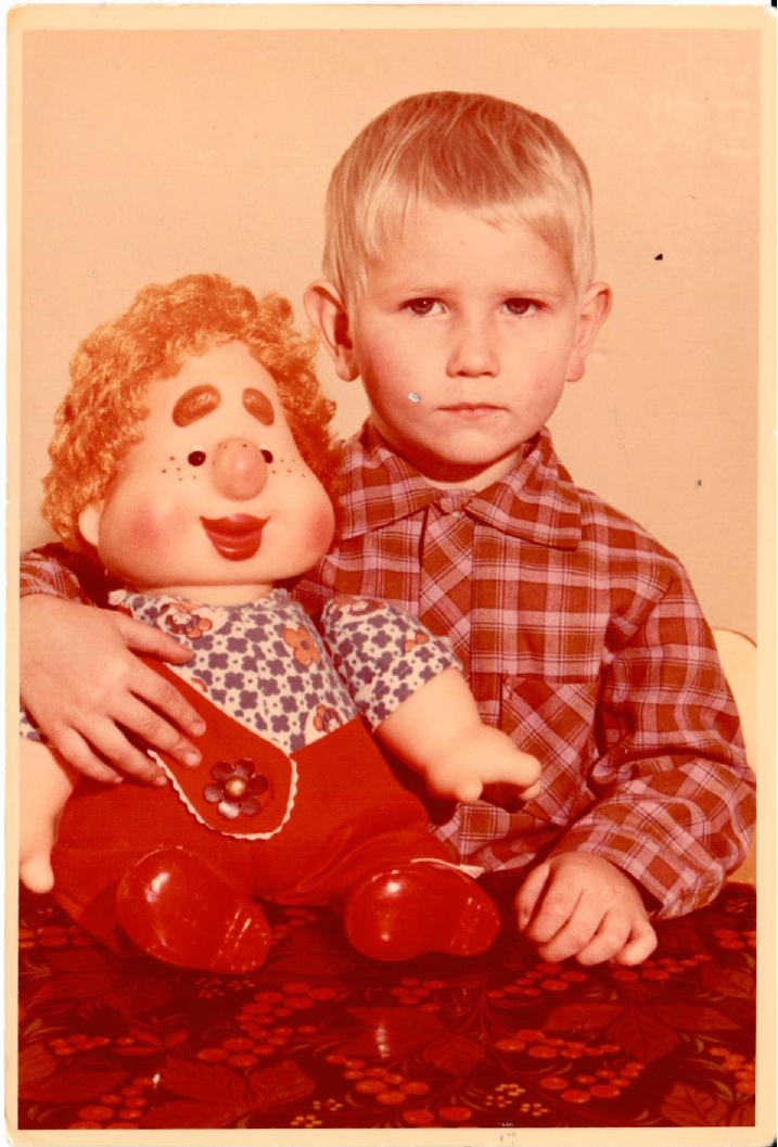 Что может быть интереснее, чем с головой окунуться в детские воспоминания? Так, как это уже сделали вместе с "Ключ-Медиа" владимирские музыканты, фотографы, радиоведущие и другие известные в городе личности.