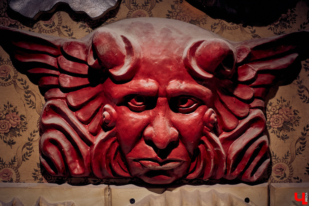 Владимирский реставратор Михаил Царенко рассказывает о реставрации Эрмитажа, удивительно хитрых работах и создаваемых с дочерью Снежаной и дизайнером Евгением Матюхиным гипсовых 3D панелях