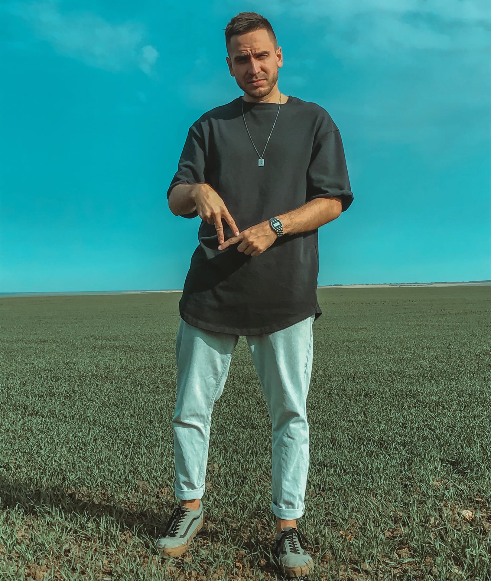 Бодримся после новогодних выходных с ярким панк-релизом от владимирского музыкального проекта ataka. Творчество, любовь и красивая картинка внутри!