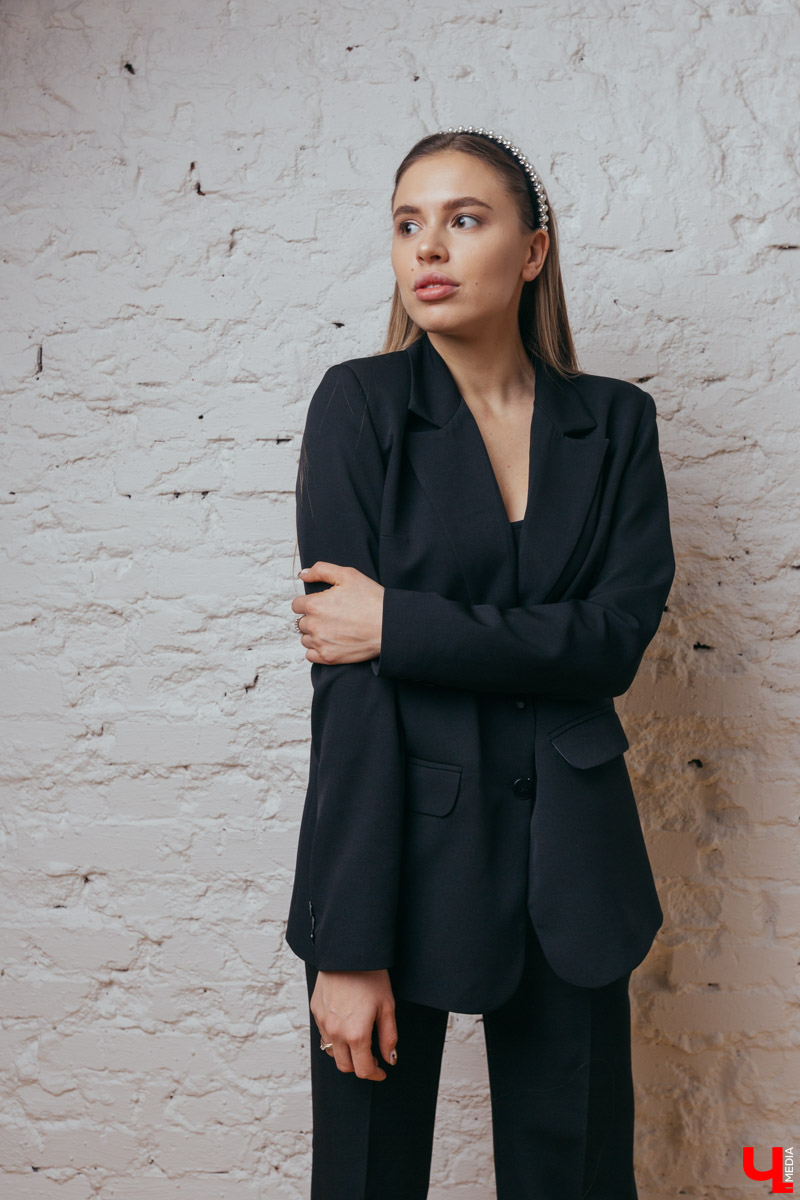 Лейсан Перова — и блогер, и стилист, и модная мама. В ее гардеробе масса стильных аутфитов, но специально для нашего издания она выбрала три свои самые любимые