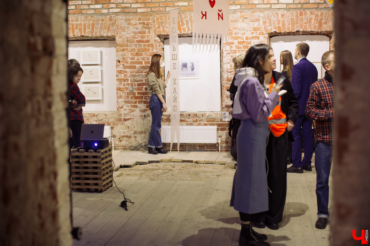 Выставка во владимирском ЦСК «Флигель» не только предсказывает будущее, но и дает общее представление о современном искусстве в России. Что пророчат работы известных молодых авторов, участников крупных проектов главных музеев страны?