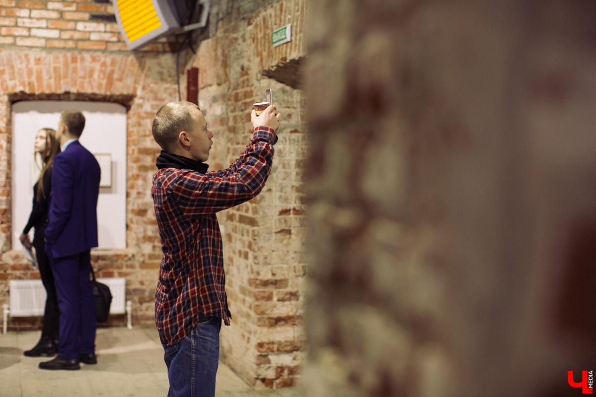 Выставка во владимирском ЦСК «Флигель» не только предсказывает будущее, но и дает общее представление о современном искусстве в России. Что пророчат работы известных молодых авторов, участников крупных проектов главных музеев страны?