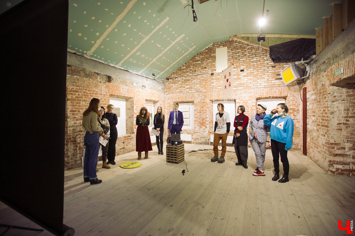 Выставка во владимирском ЦСК «Флигель» не только предсказывает будущее, но и дает общее представление о современном искусстве в России. Что пророчат работы известных молодых авторов, участников крупных проектов главных музеев страны?