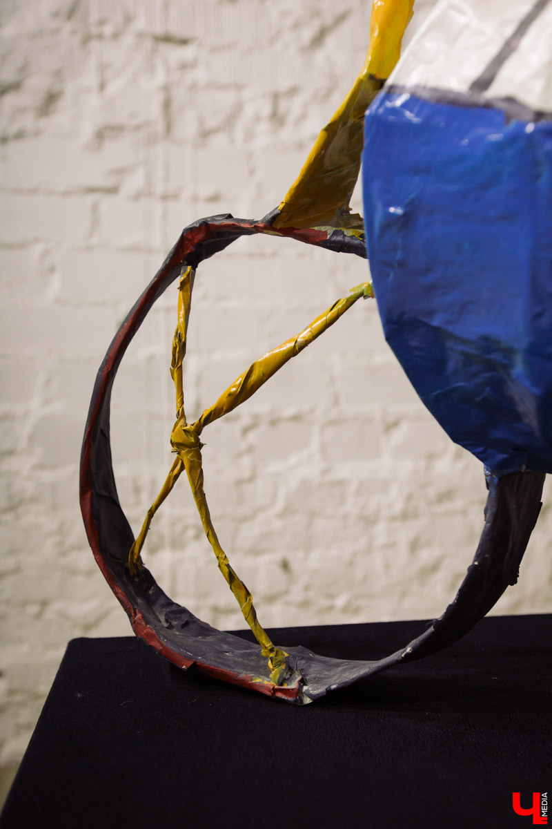 Выставка во владимирском ЦСК «Флигель» не только предсказывает будущее, но и дает общее представление о современном искусстве в России. Что пророчат работы известных молодых авторов, участников крупных проектов главных музеев страны?