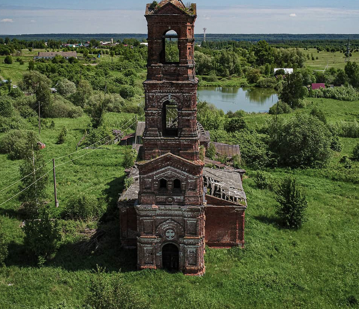 Заброшенные храмы, невероятной красоты здания и города. Знакомимся с Владимирской областью, какой ее видят известные тревел-блогеры.