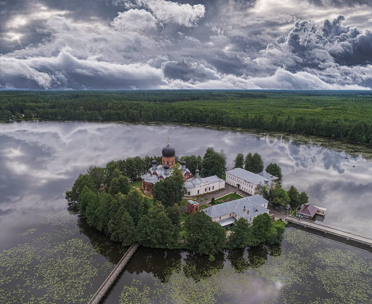 Заброшенные храмы, невероятной красоты здания и города. Знакомимся с Владимирской областью, какой ее видят известные тревел-блогеры.