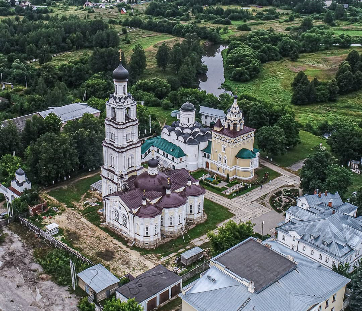 Заброшенные храмы, невероятной красоты здания и города. Знакомимся с Владимирской областью, какой ее видят известные тревел-блогеры.