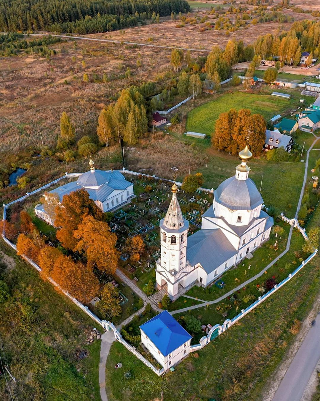 Заброшенные храмы, невероятной красоты здания и города. Знакомимся с Владимирской областью, какой ее видят известные тревел-блогеры.