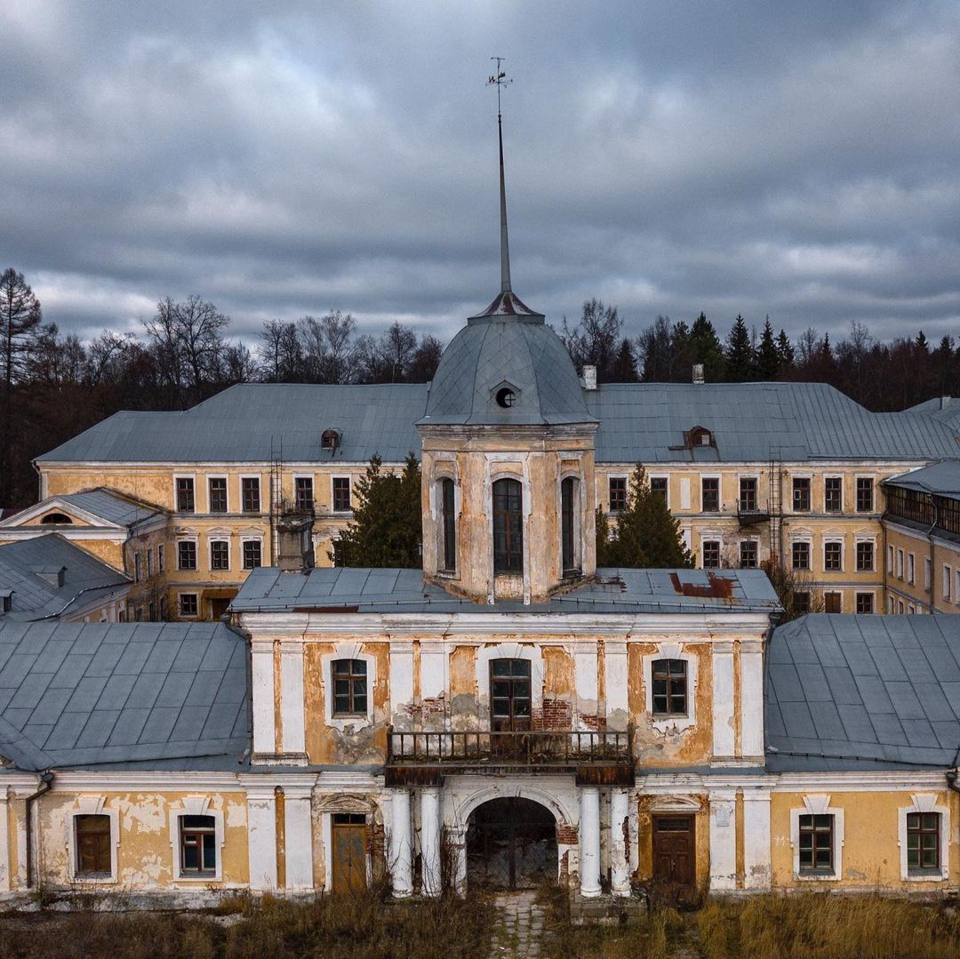 Заброшенные храмы, невероятной красоты здания и города. Знакомимся с Владимирской областью, какой ее видят известные тревел-блогеры.