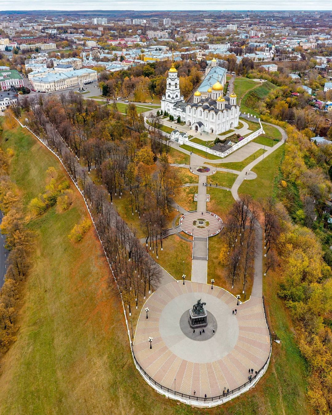 Заброшенные храмы, невероятной красоты здания и города. Знакомимся с Владимирской областью, какой ее видят известные тревел-блогеры.