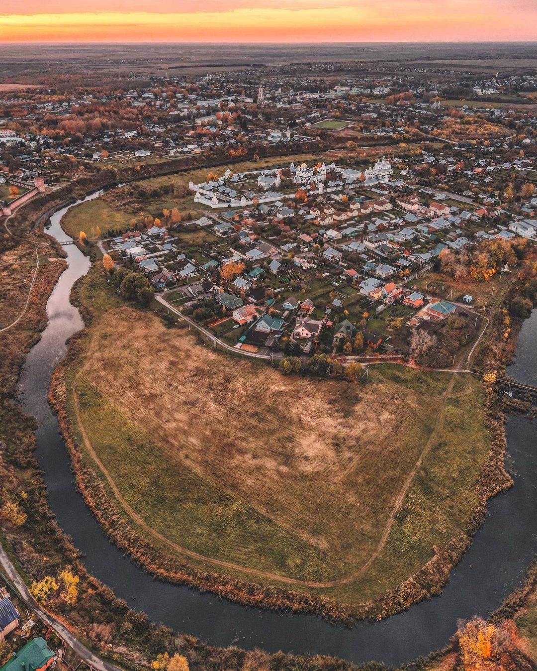 Заброшенные храмы, невероятной красоты здания и города. Знакомимся с Владимирской областью, какой ее видят известные тревел-блогеры.