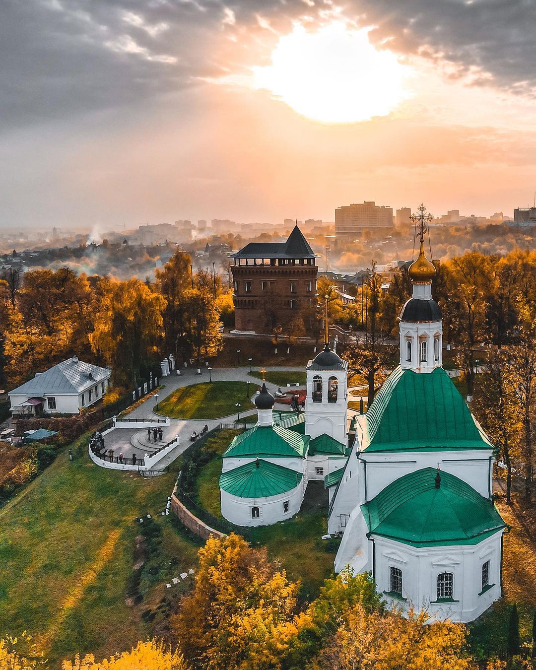 Заброшенные храмы, невероятной красоты здания и города. Знакомимся с Владимирской областью, какой ее видят известные тревел-блогеры.