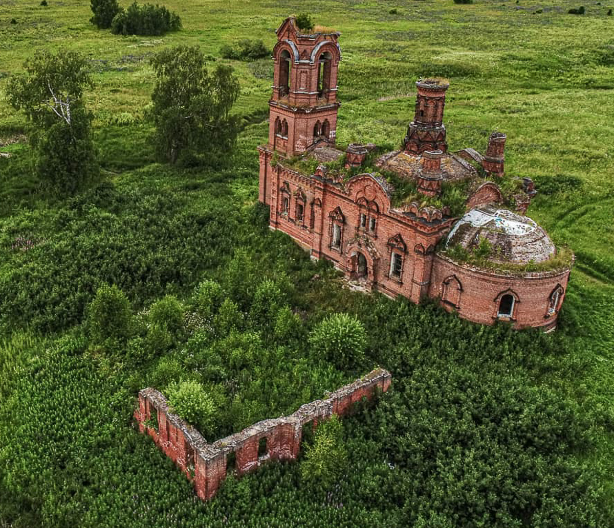 Заброшенные храмы, невероятной красоты здания и города. Знакомимся с Владимирской областью, какой ее видят известные тревел-блогеры.