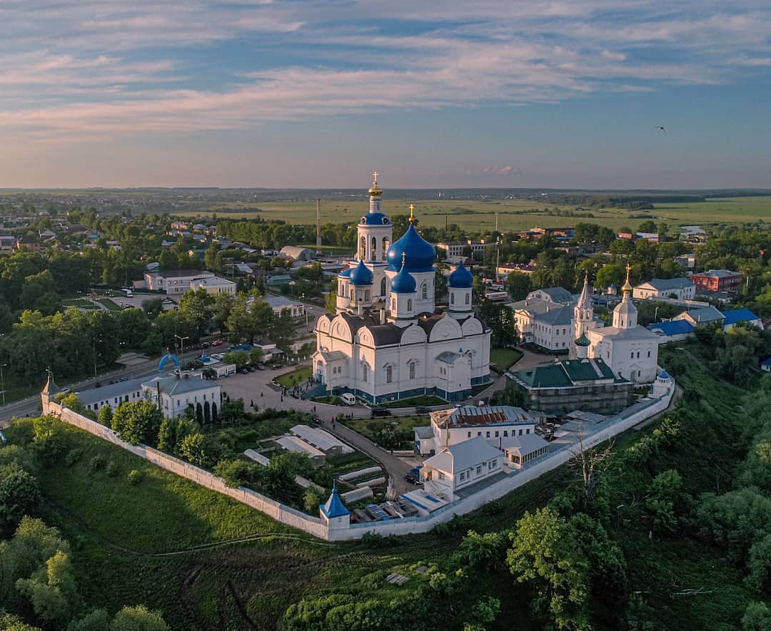 Заброшенные храмы, невероятной красоты здания и города. Знакомимся с Владимирской областью, какой ее видят известные тревел-блогеры.