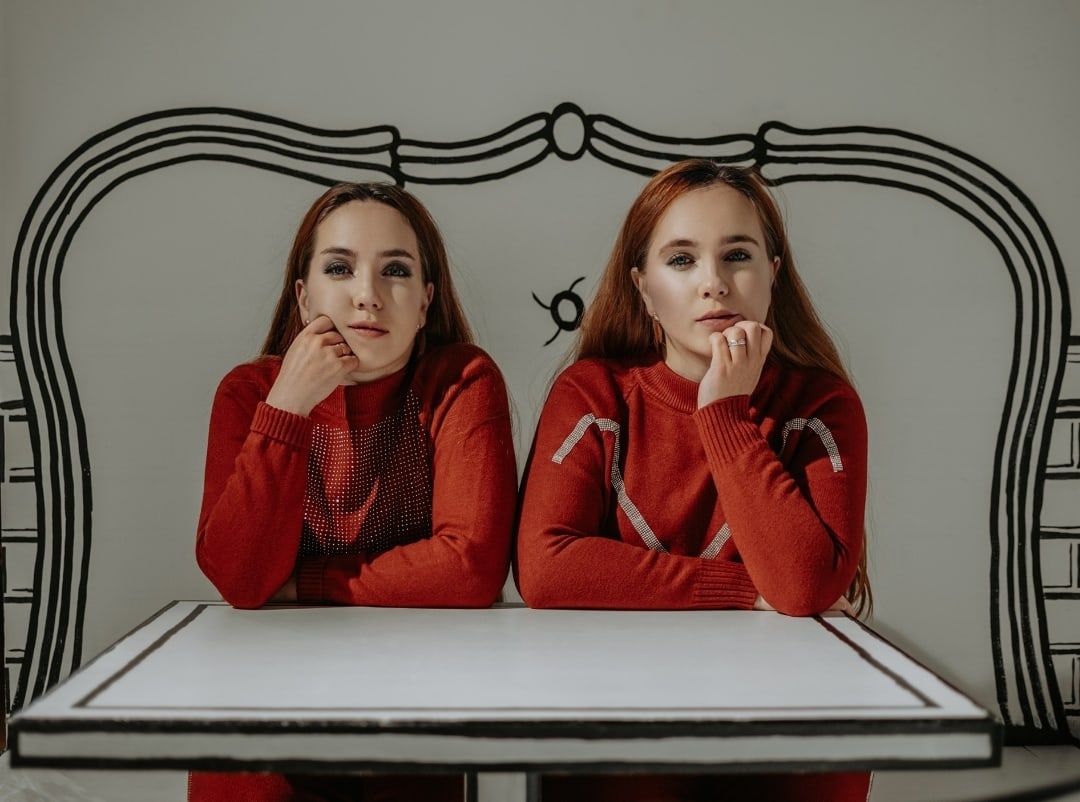 И все-таки «Дом-2» не закончился! Владимирские актрисы-близняшки Ксения и Евгений Каратыгины получили приглашение на съемки в шоу сразу после слухов о закрытии проекта.