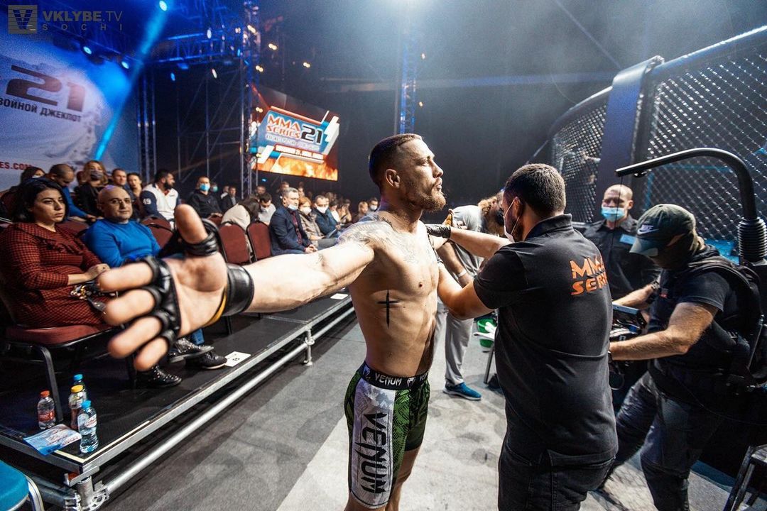 Сергей Бобрышев - восходящая звезда ММА. Эксперты назвали его новым Конором Макгрегором. Мы пообщались со спортсменом о его карьере.