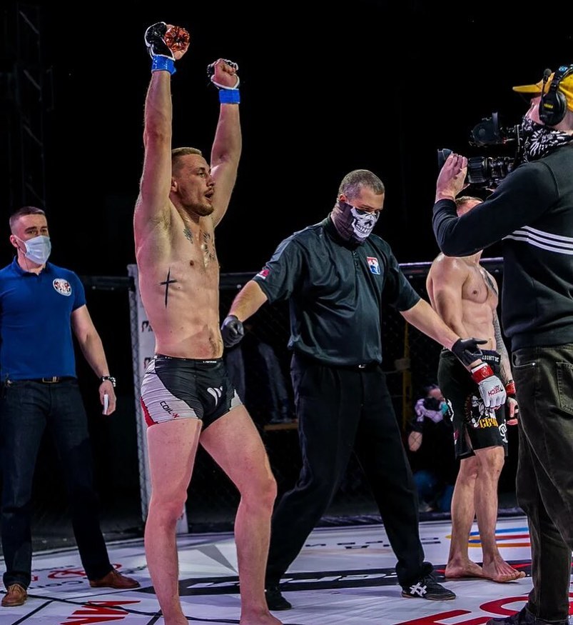 Сергей Бобрышев - восходящая звезда ММА. Эксперты назвали его новым Конором Макгрегором. Мы пообщались со спортсменом о его карьере.