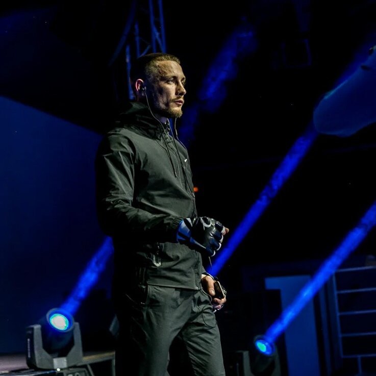 Сергей Бобрышев - восходящая звезда ММА. Эксперты назвали его новым Конором Макгрегором. Мы пообщались со спортсменом о его карьере.