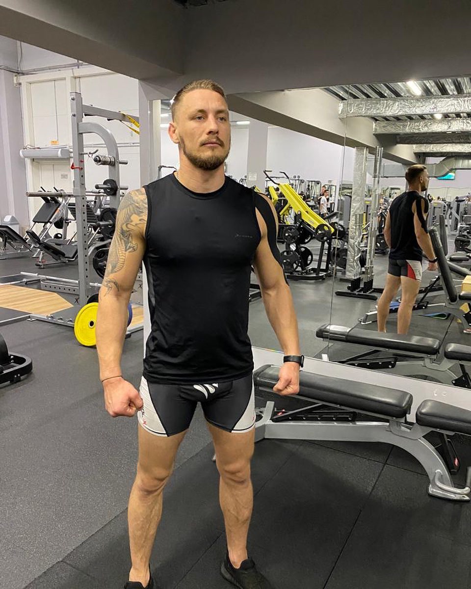 Сергей Бобрышев - восходящая звезда ММА. Эксперты назвали его новым Конором Макгрегором. Мы пообщались со спортсменом о его карьере.