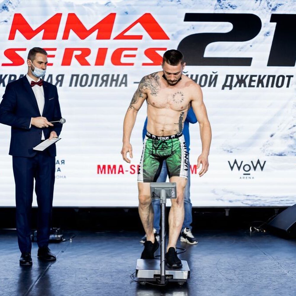 Сергей Бобрышев - восходящая звезда ММА. Эксперты назвали его новым Конором Макгрегором. Мы пообщались со спортсменом о его карьере.