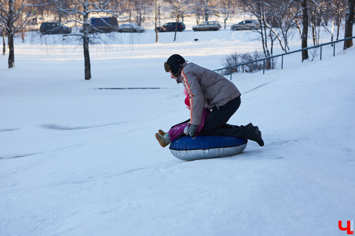 Морозы не испугали любителей зимних развлечений, и народ всё равно выбирается из дома. Тем более, далеко ехать не нужно, горки рядом. Так что берем ребенка, «ватрушку» и - вперед!
