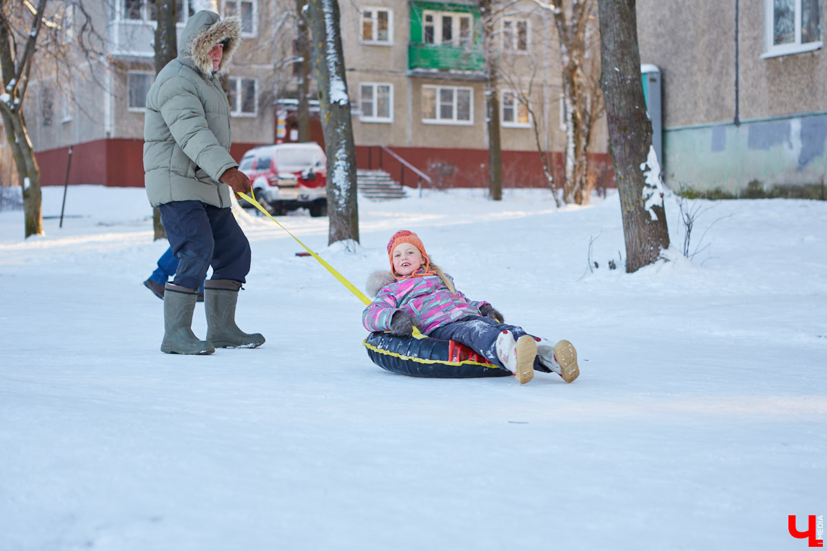 Морозы не испугали любителей зимних развлечений, и народ всё равно выбирается из дома. Тем более, далеко ехать не нужно, горки рядом. Так что берем ребенка, «ватрушку» и - вперед!
