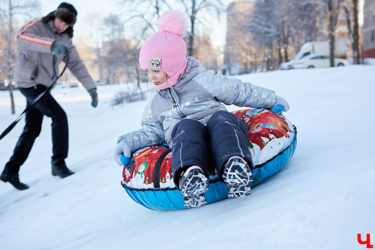 Морозы не испугали любителей зимних развлечений, и народ всё равно выбирается из дома. Тем более, далеко ехать не нужно, горки рядом. Так что берем ребенка, «ватрушку» и - вперед!