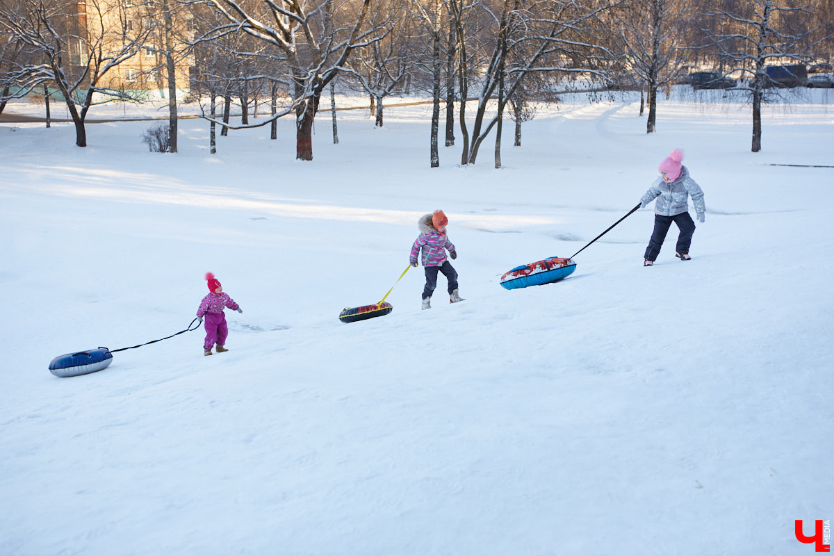 Морозы не испугали любителей зимних развлечений, и народ всё равно выбирается из дома. Тем более, далеко ехать не нужно, горки рядом. Так что берем ребенка, «ватрушку» и - вперед!