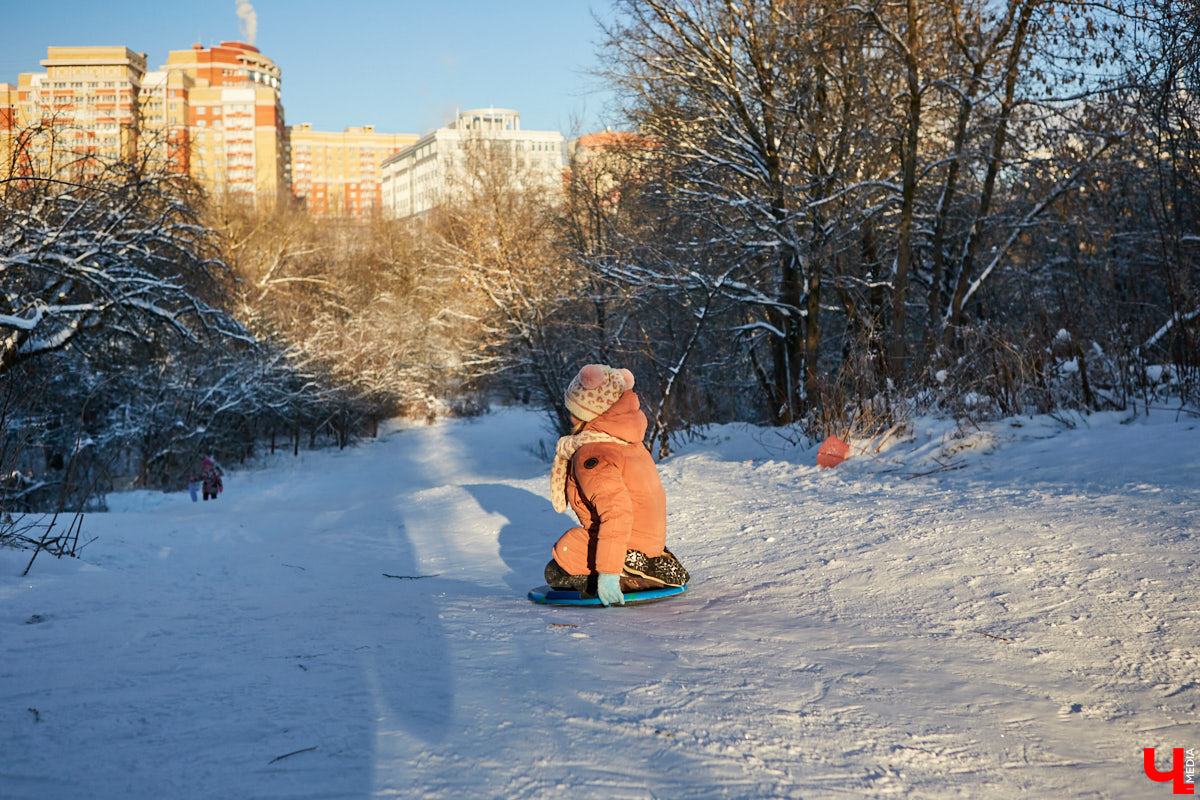 Морозы не испугали любителей зимних развлечений, и народ всё равно выбирается из дома. Тем более, далеко ехать не нужно, горки рядом. Так что берем ребенка, «ватрушку» и - вперед!