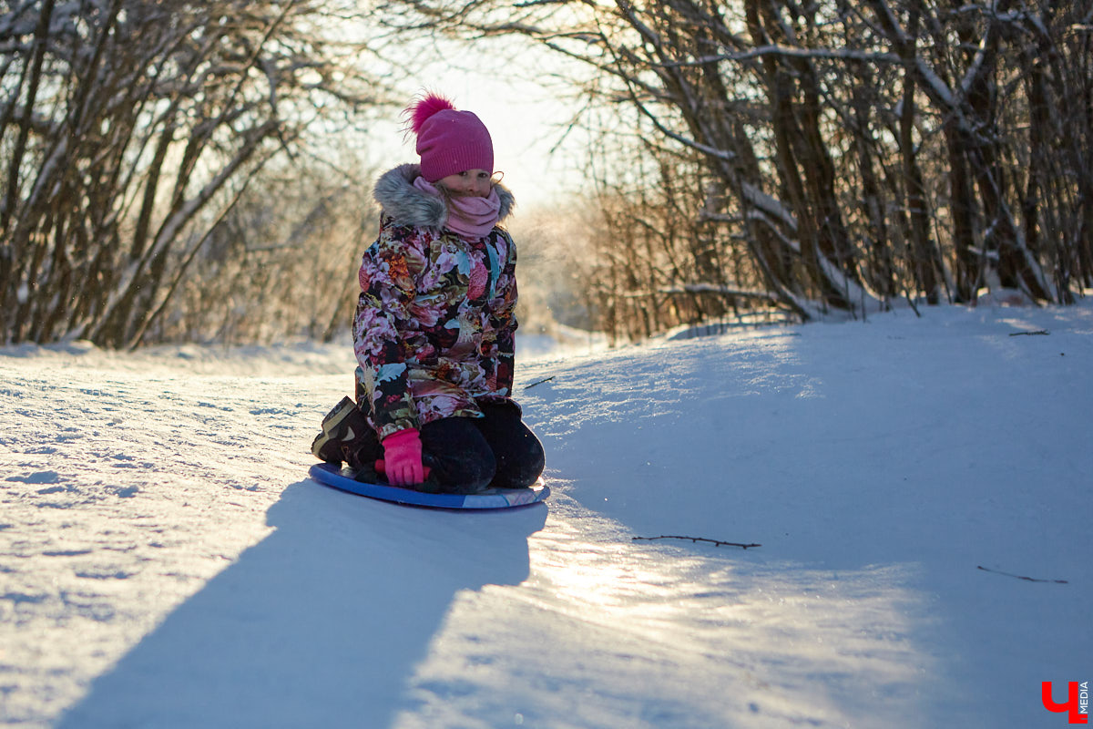 Морозы не испугали любителей зимних развлечений, и народ всё равно выбирается из дома. Тем более, далеко ехать не нужно, горки рядом. Так что берем ребенка, «ватрушку» и - вперед!