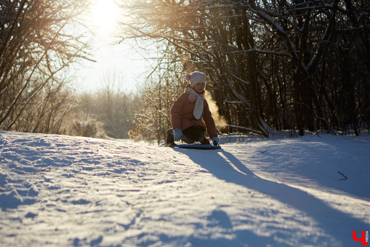 Морозы не испугали любителей зимних развлечений, и народ всё равно выбирается из дома. Тем более, далеко ехать не нужно, горки рядом. Так что берем ребенка, «ватрушку» и - вперед!