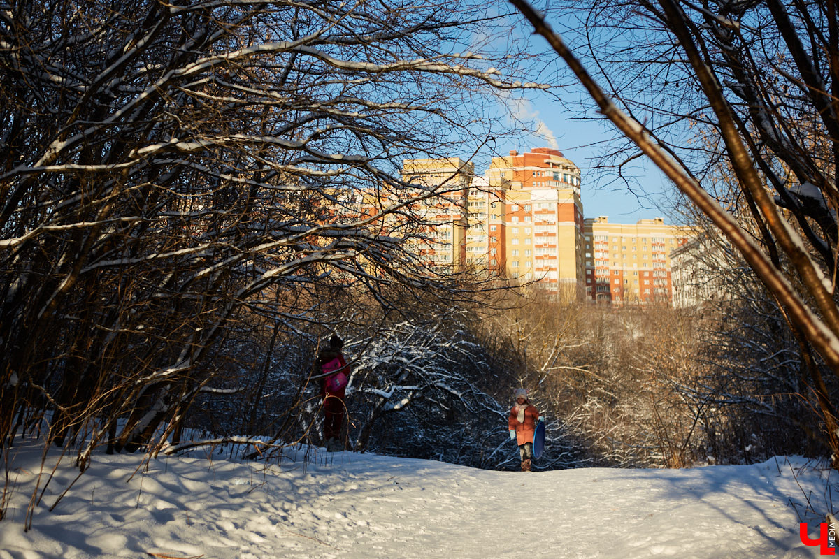 Морозы не испугали любителей зимних развлечений, и народ всё равно выбирается из дома. Тем более, далеко ехать не нужно, горки рядом. Так что берем ребенка, «ватрушку» и - вперед!