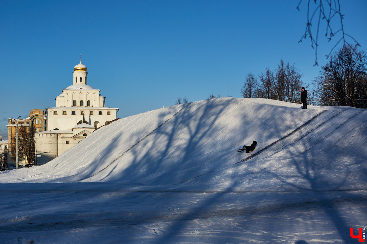 Морозы не испугали любителей зимних развлечений, и народ всё равно выбирается из дома. Тем более, далеко ехать не нужно, горки рядом. Так что берем ребенка, «ватрушку» и - вперед!