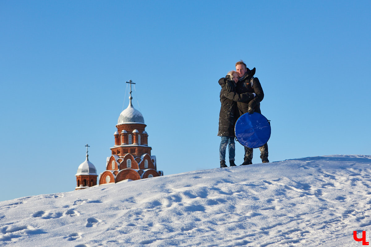 Морозы не испугали любителей зимних развлечений, и народ всё равно выбирается из дома. Тем более, далеко ехать не нужно, горки рядом. Так что берем ребенка, «ватрушку» и - вперед!