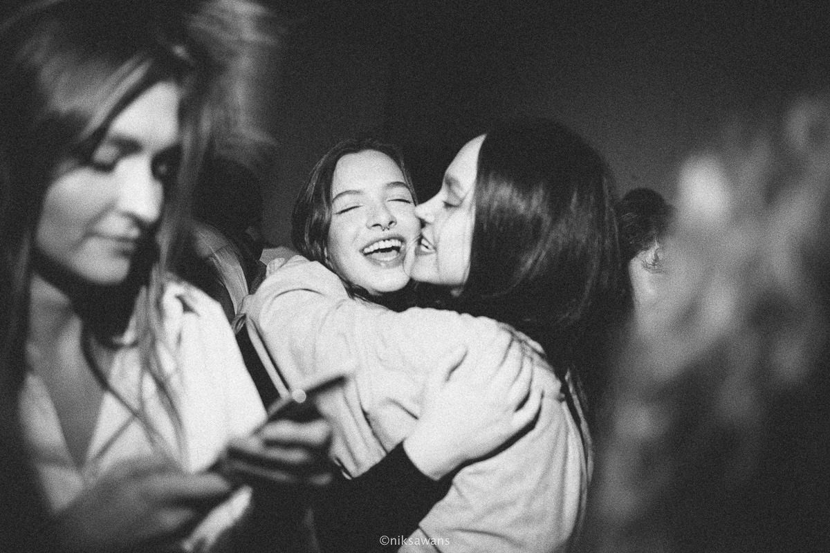 В конце декабря магазин уличной одежды N1KE7UP отметил десятилетие, а год назад его команда основала рестобар «22А». Почему эта тусовка так популярна?