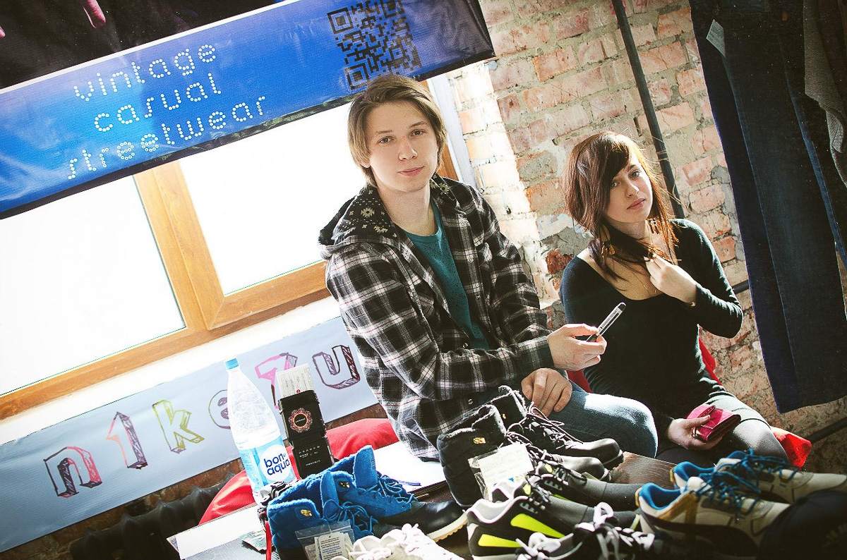 В конце декабря магазин уличной одежды N1KE7UP отметил десятилетие, а год назад его команда основала рестобар «22А». Почему эта тусовка так популярна?