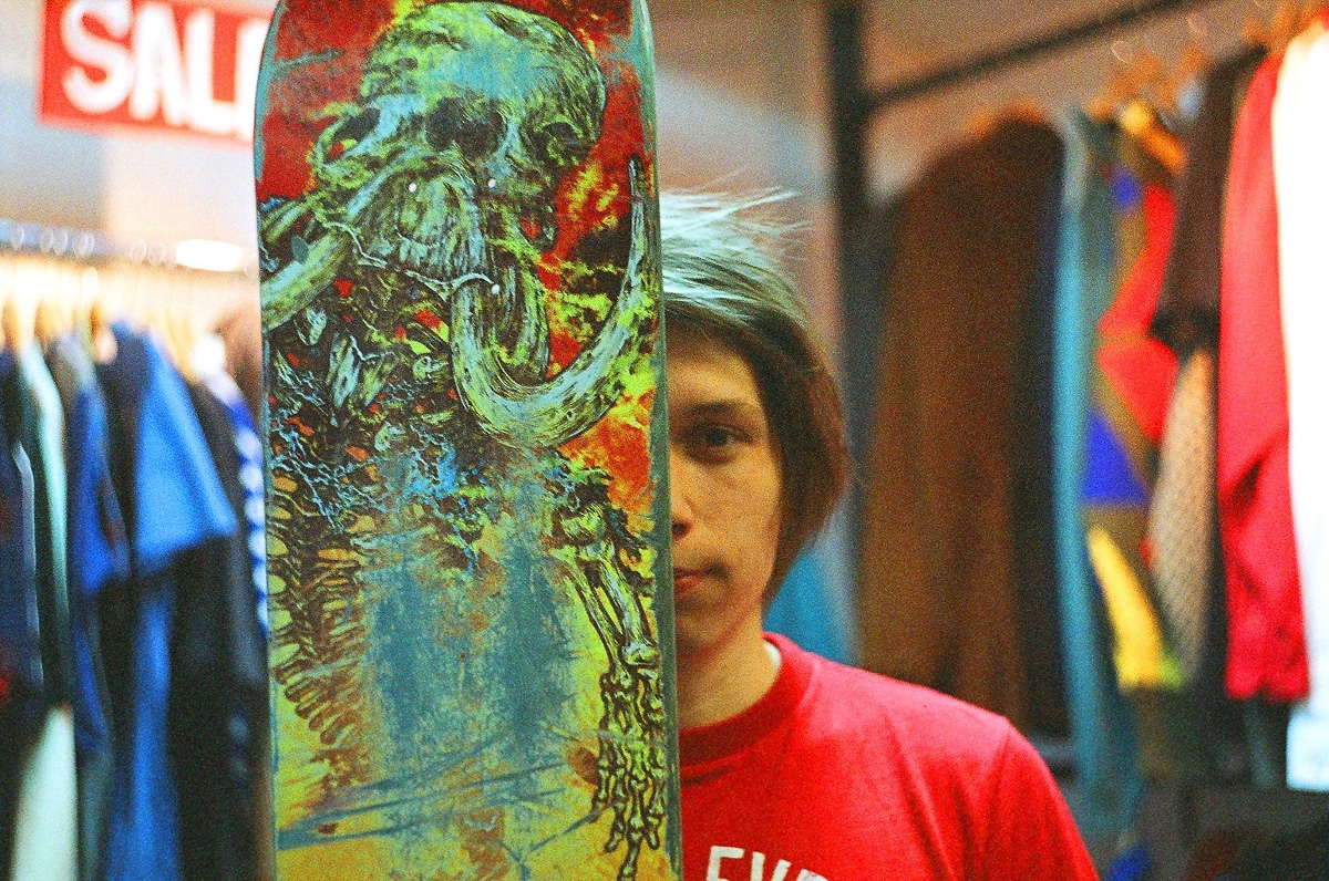 В конце декабря магазин уличной одежды N1KE7UP отметил десятилетие, а год назад его команда основала рестобар «22А». Почему эта тусовка так популярна?