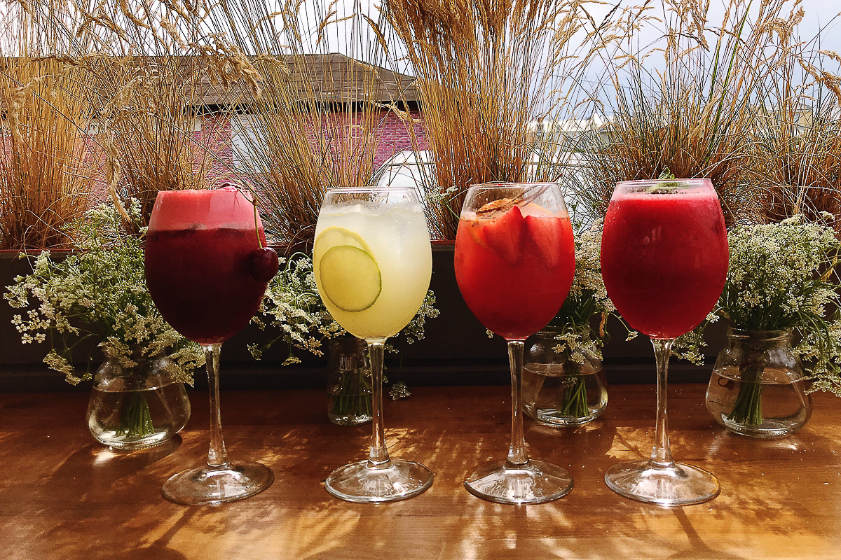 В конце декабря магазин уличной одежды N1KE7UP отметил десятилетие, а год назад его команда основала рестобар «22А». Почему эта тусовка так популярна?